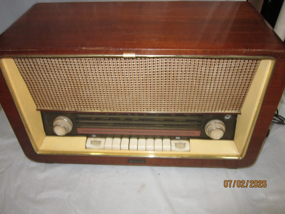 Vintage Delmonico AM/FM/SW Tube Radio Model PB-742 in Beautiful Wooden Case