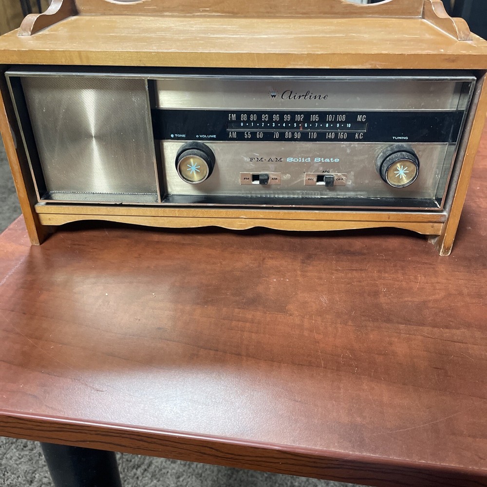 Vintage 1960’s Wards Airline Solid State Am/Fm Electric Radio 1756A Maple