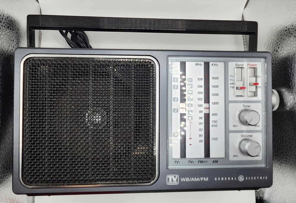 Vintage GE Model 7-2945A AM FM TV Weather Band Portable Radio General Electric