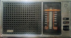 Vintage General Electric GE AM/FM Table Top Radio 7-4115B Walnut Grain TESTED