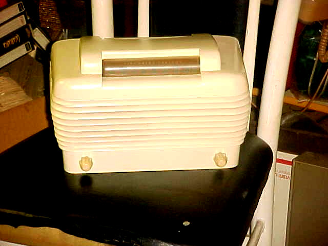ANTIQUE RADIO STROMBERG CARLSON BAKELITE WHITE TABLE MODEL