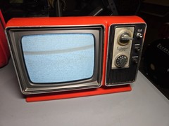 Vtg 1979 ZENITH 9″ ORANGE TV – Model L092V – WORKS – Black & White AC/DC