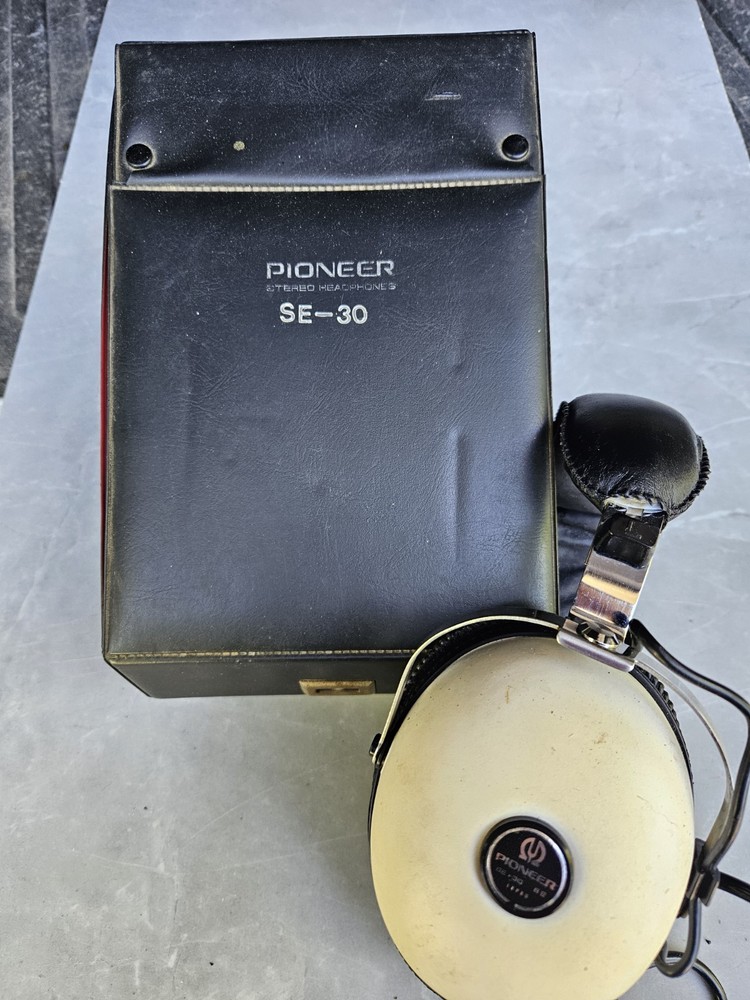 Pioneer SE-30 vintage Headphones White/ Black Pre-Owned w/ box Tested & Works