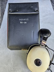 Pioneer SE-30 vintage Headphones White/ Black Pre-Owned w/ box Tested & Works