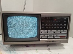 Vintage General Electric Portable 5″ VHF/UHF TV FM/AM Radio (no. 7-7150B)