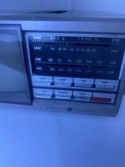 Vintage General Electric portable black-and-white TV AM/FM Radio Model 7-7150B￼