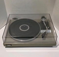  Vintage Technics SL-20 belt-drive turntable