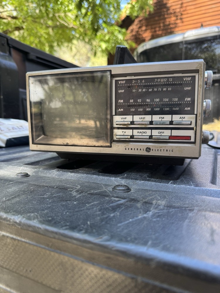 General Electric GE Portable 5″ VHF/UHF/TV/AM/FM Radio 7-7150B Gray