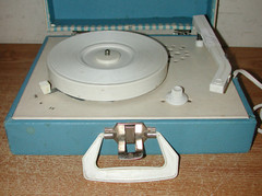 VINTAGE IMPERIAL PARTY-TIME SOLID STATE PORTABLE 2-SPEED PHONOGRAPH MODEL 100