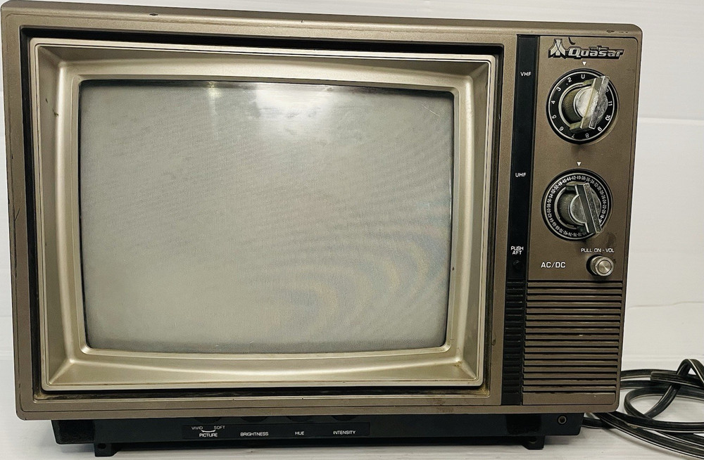 Quasar Portable Color CRT TV AC/DC VHF/UHF Woodgrain Model UP2133TW