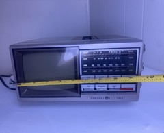 Vintage General Electric portable black-and-white TV AM/FM Radio Model 7-7150B￼