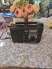Panasonic RF 2200 Shortwave AM/FM/SW 8-Band PotablRadio Tested Everything Works