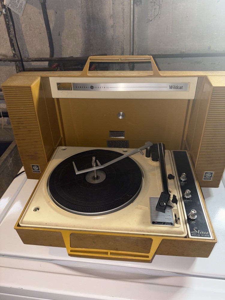General Electric GE Wildcat Portable Turntable w/ Speakers Yellow