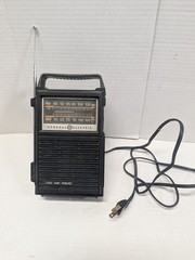 General Electric Portable AM FM Radio Model 7-2800A Black AC Battery Telescopic