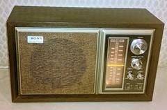 Vintage Sony Tabletop Hi-Fi AM / FM Radio in wood case. Model icf-9550W