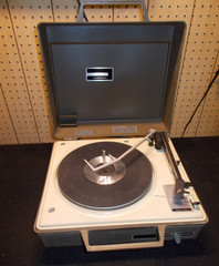 GE Wildcat style portable phonograph (SO#108)