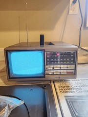Vintage General Electric GE Portable TV AM/FM Radio 7-7150B W/ Mount- Tested EUC