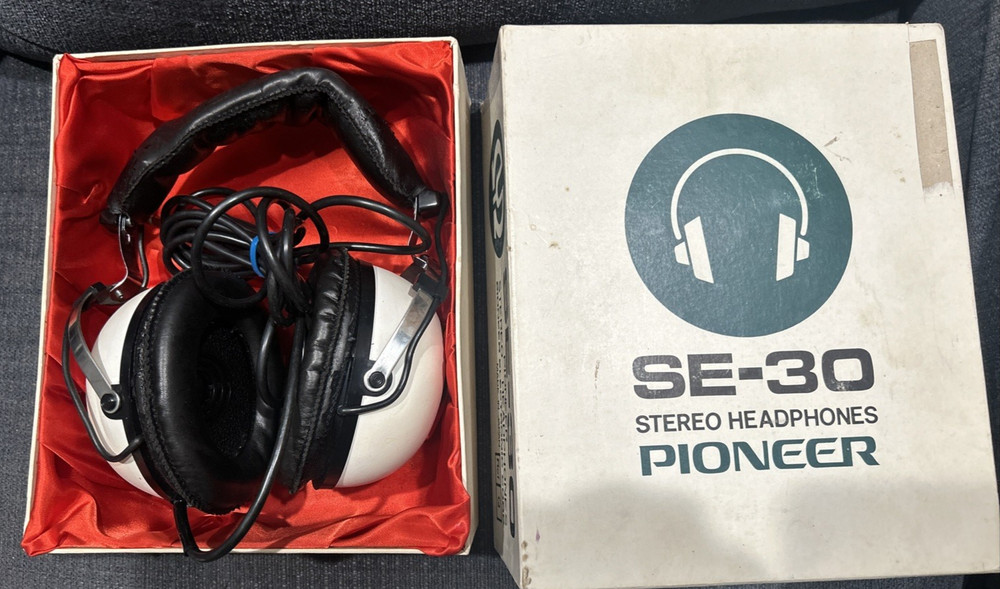 Pioneer Over The Ear Headphones Vintage Retro 1970’s SE-30 8 ohm White Stereo