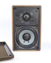 Realistic Minimus 7 W, Walnut Compact Bookshelf Speakers Cat. No. 40-2039B