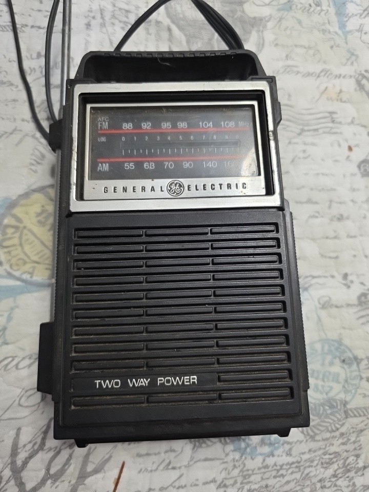 Vintage GE Portable Radio AM/FM Model 7-2800B General Electric Tested Works