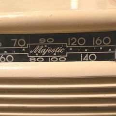 Majestic Vintage Beige Tabletop AM Tube Radio w/ Built-In Antenna Table