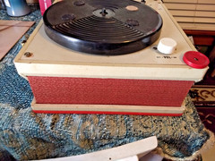 Vintage RADIO SHACK Portable 1950s Record Player model 660 Tested Works but HUMS