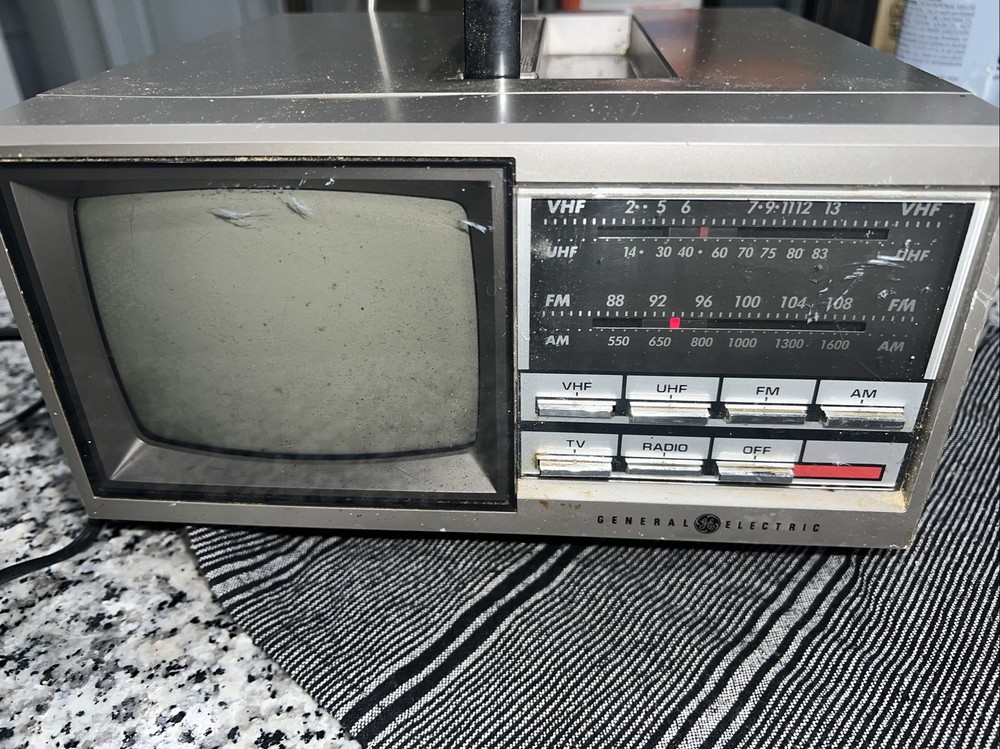 General Electric Portable TV / Radio Model 7-7150B Space Maker – no SOUND