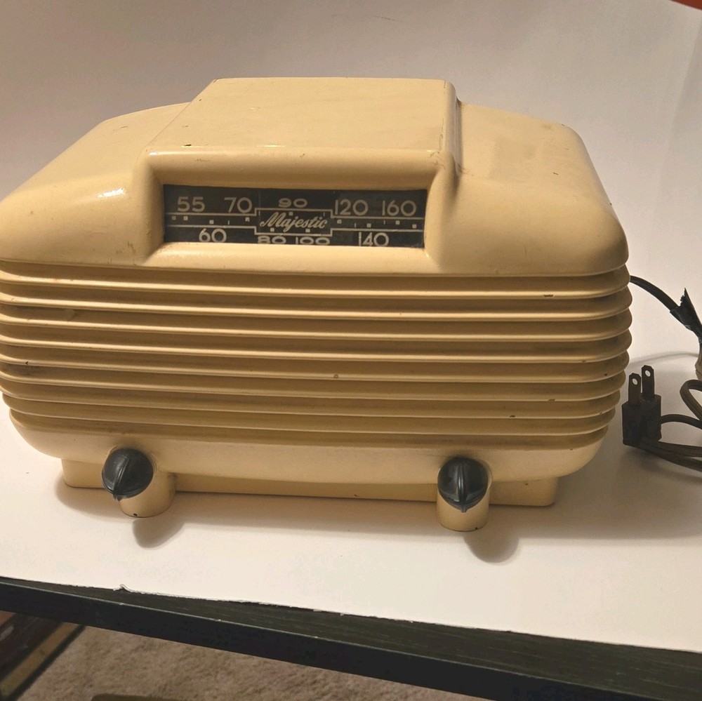 Majestic Vintage Beige Tabletop AM Tube Radio w/ Built-In Antenna Table
