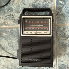 Vintage (1981) General Electric Two-Way-Power AM/FM Radio 7-2800 B
