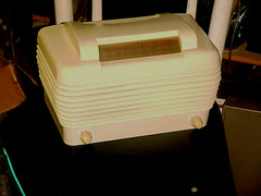 ANTIQUE RADIO STROMBERG CARLSON BAKELITE WHITE TABLE MODEL