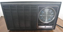 General Electric Model # 7-411OC Walnut Finish AM/FM Table Radio Tested Works