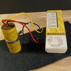 NOS Vintage Aerovox PR 2-275 200 MFD 200 VDC Capacitor