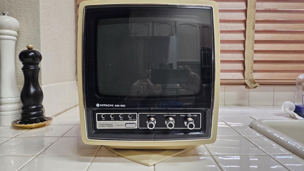 Vintage HITACHI Cube Style TRANSISTOR TV MODEL I-44 Circa 1979