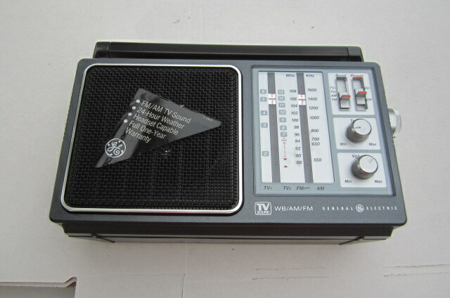 Preowned Vintage General Electric GE WB/AM/FM Radio Model 7-2945A