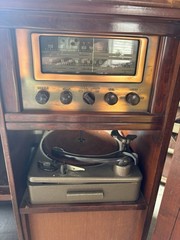 Magnavox Vintage Stereo Console w/ AM/FM Radio & Record Changer