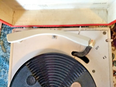 Vintage RADIO SHACK Portable 1950s Record Player model 660 Tested Works but HUMS
