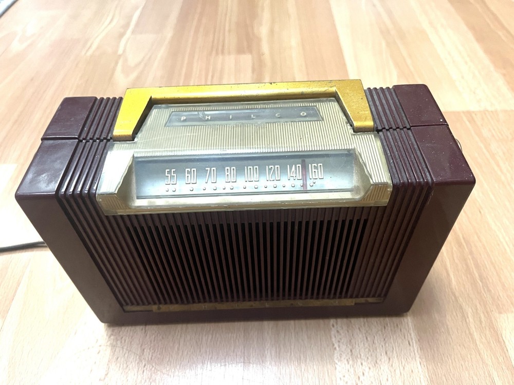 Vintage tube radio Philco Powers On