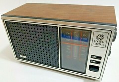 Vintage GENERAL ELECTRIC (GE) AM/FM RADIO 7-4115B Walnut Grain Finish w/AC CORD