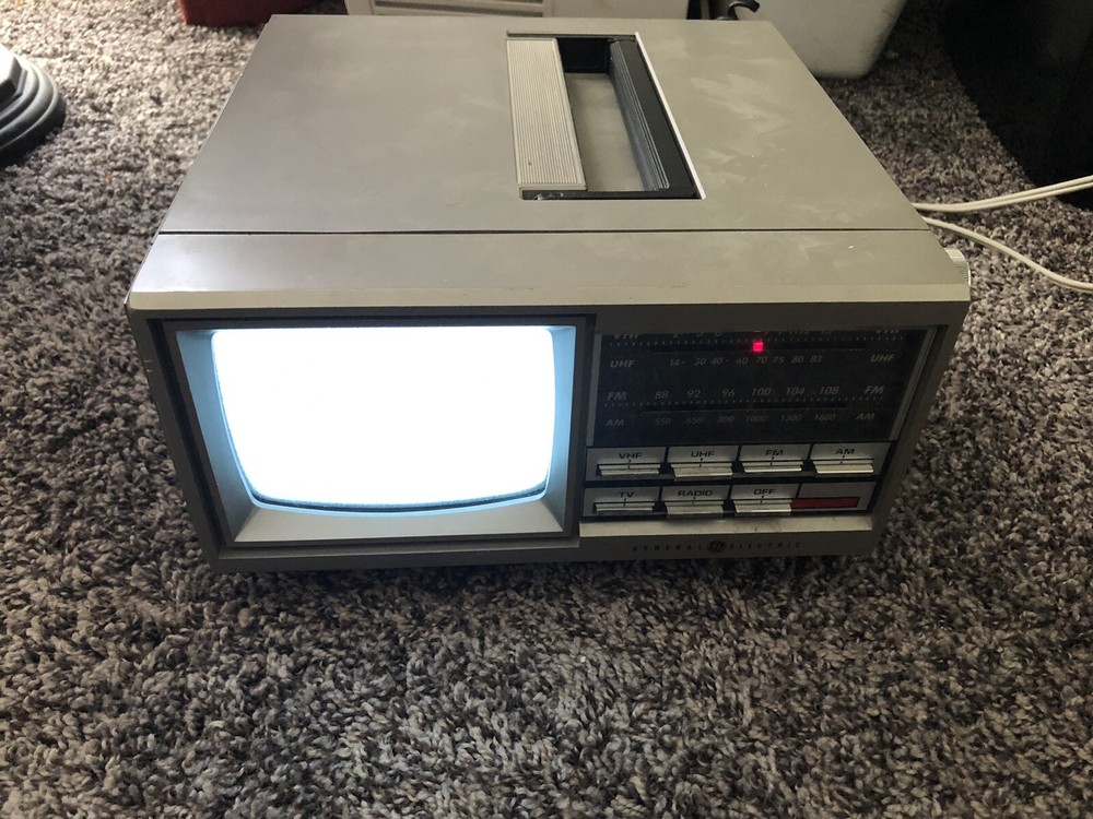 Vintage General Electric GE Portable TV AM/FM Radio 7-7150B
