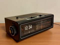 Vintage General Electric AM/FM Flip-Clock Radio Model 7-4310A Radio Works READ