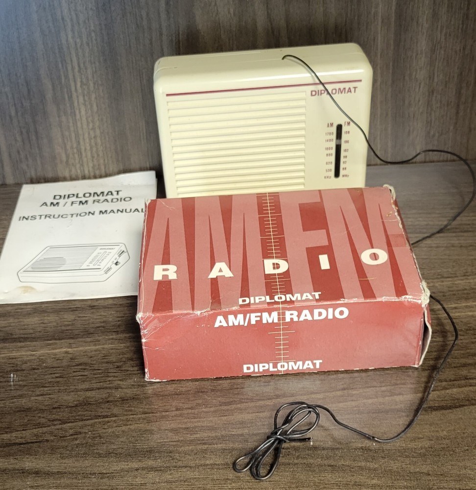 Vintage Portable Pocket DIPLOMAT AM/FM #15023 Transistor Radio WORKS!!!