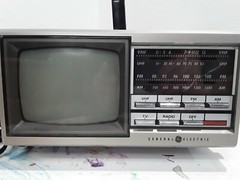 Vintage General Electric Portable 5″ VHF/UHF TV FM/AM Radio (no. 7-7150B)