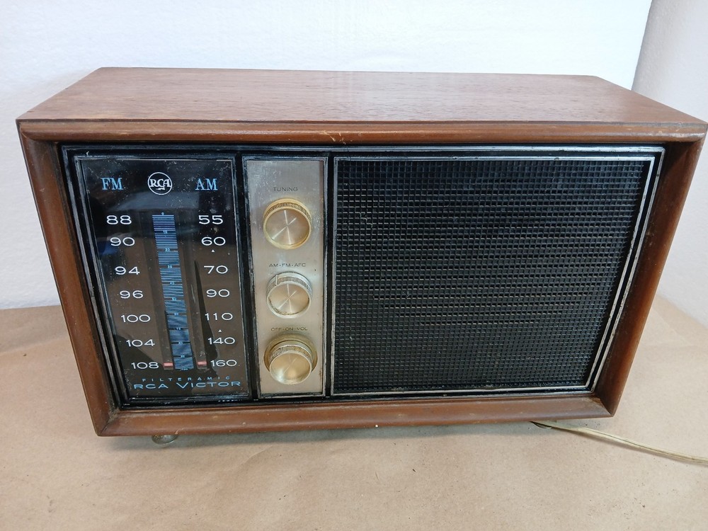RCA Victor Superheterodyne Tube Radio – Model #3RC76 – PARTS OR REPAIR